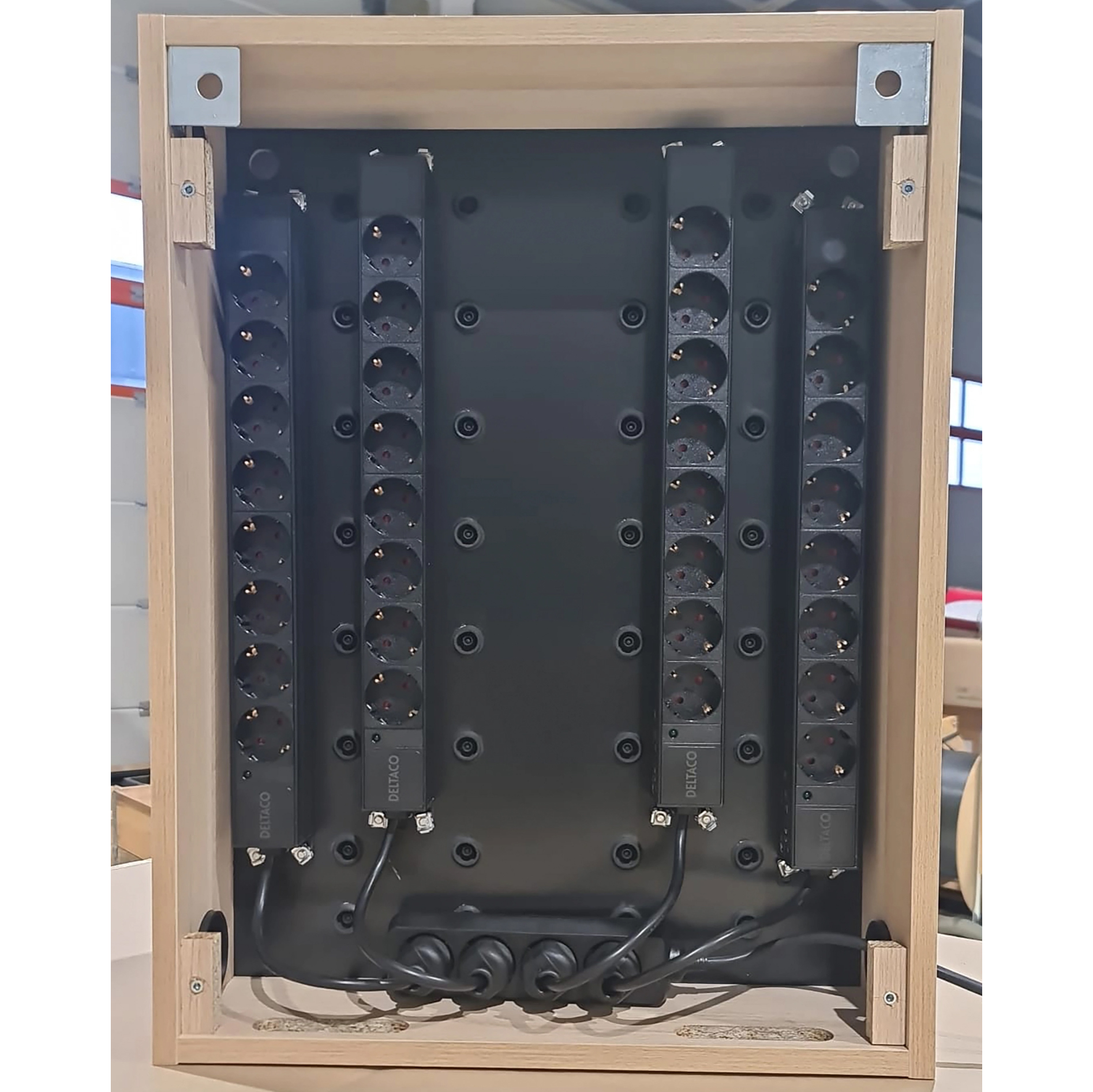 Mobiltelefonskab med opladning