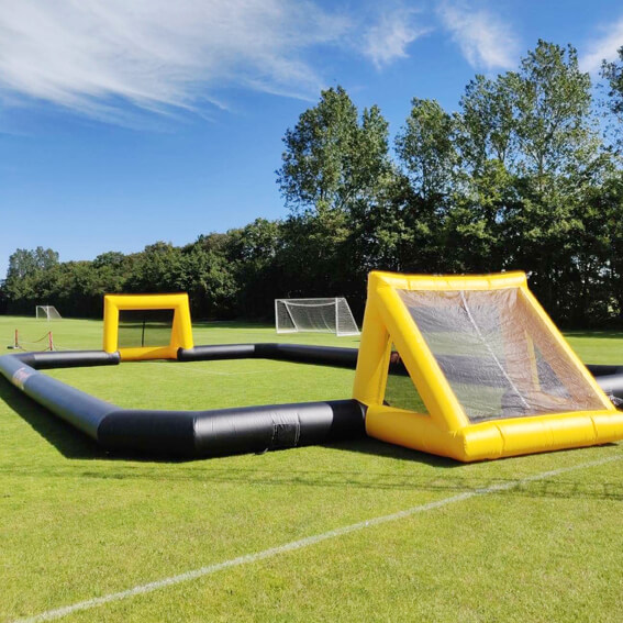 Oppustelig fodboldbane