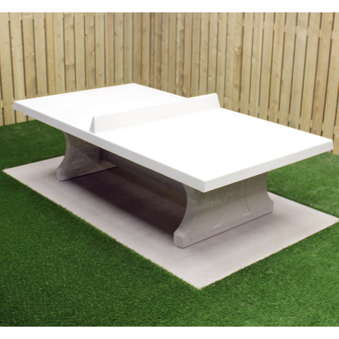 Bordtennisbord i rå betong