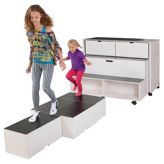 Skab med scene og trappe