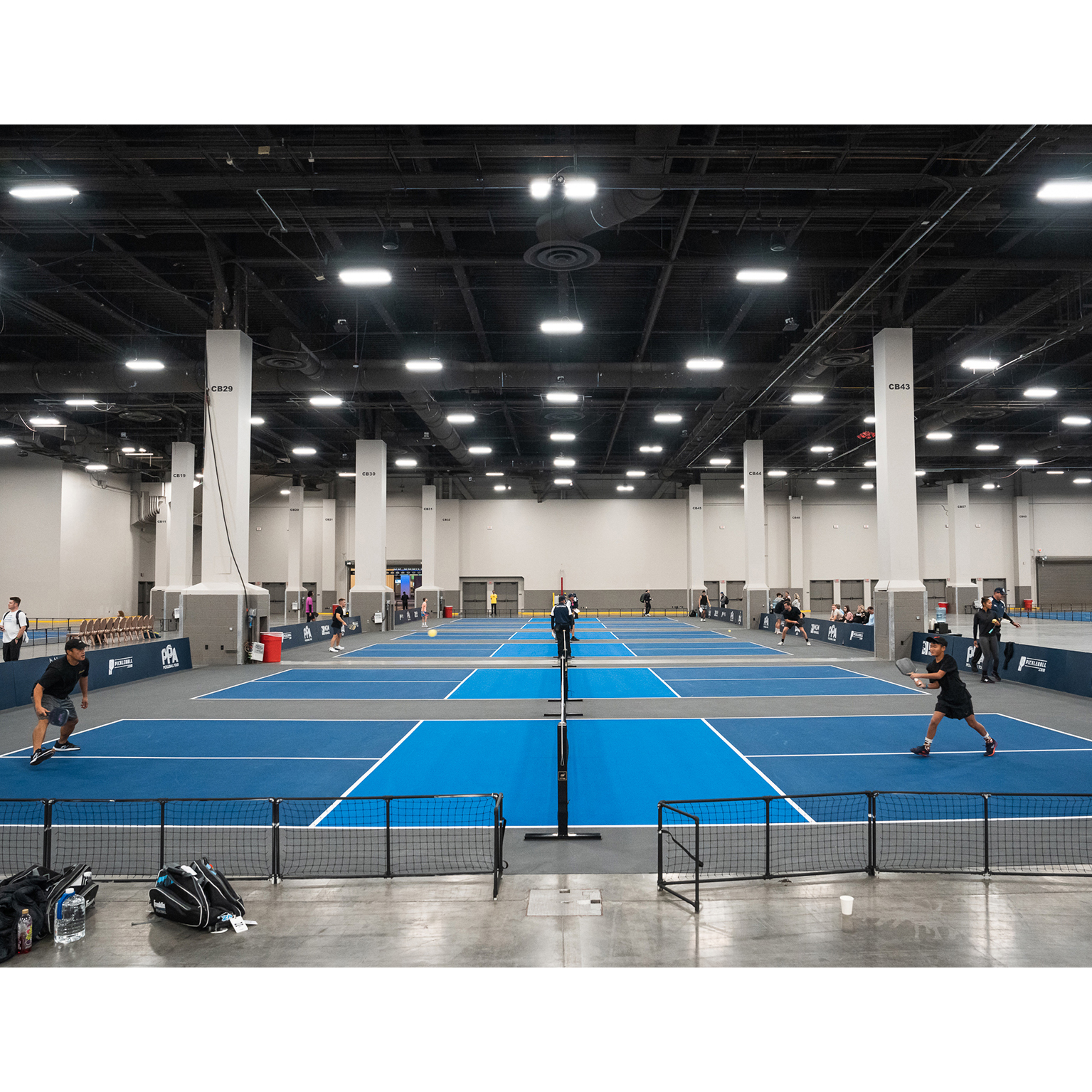 Pickleballbana med proffsnät